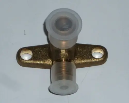 Stop-Ventil in Goldfarbe mit zwei Öffnungen zur Befestigung. Die Konstruktion deutet auf eine Verwendung in Daikin Heizsystemen hin.